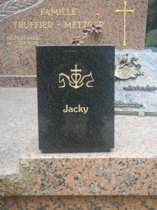 pierre tombale camargue et gravure or