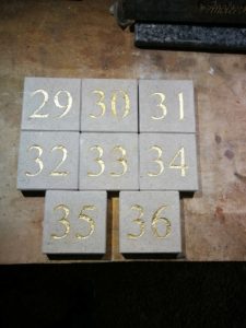 pierre tombale numéro et gravure or