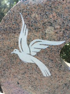 pierre tombale colombe et peinture blanche