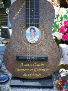 pierre tombale guitare et gravure or