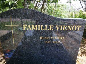 pierre tombale croix et gravure or